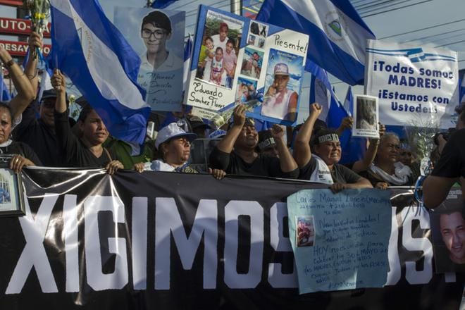 Mielenosoittajat vaativat Daniel Ortegan eroa ja oikeutta protesteissa kuolleille. Monet kuolleista ovat nuoria opiskelijoita.