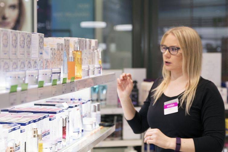 - Yksi suurimmista harhaluuloista on, että jos ei käytä meikkiä, ei ihoa tarvitse puhdistaa. Ihoomme kertyy kuitenkin päivän aikana paljon likaa jo pelkästään ilman saasteista, kertoo Kemin Emotionin kosmetologi Johanna Blomberg.