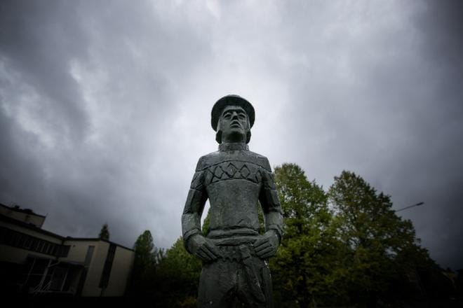 Jäyhä Yrittäjä-Jussi vartioimaan avaruuden pääkaupungin keskustaa? Ei, sanovat taiteilijat. Kyllä, sanoo kaupunki. KUVAT: JAAKKO ELENIUS