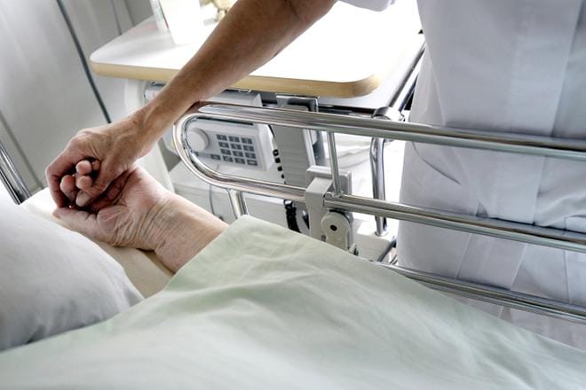 Vaasan kaupungin säästöt näkyvät muun muassa siinä, että vanhusten hoitopaikkoihin on jonoa, jolloin vanhukset joutuvat asumaan kotona huonokuntoisina. Arkistokuva: Clas-Olav Slotte