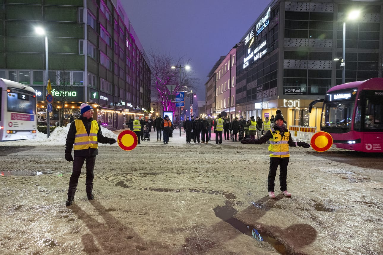 Oulun keskustassa riitti lauantaina vilinää.