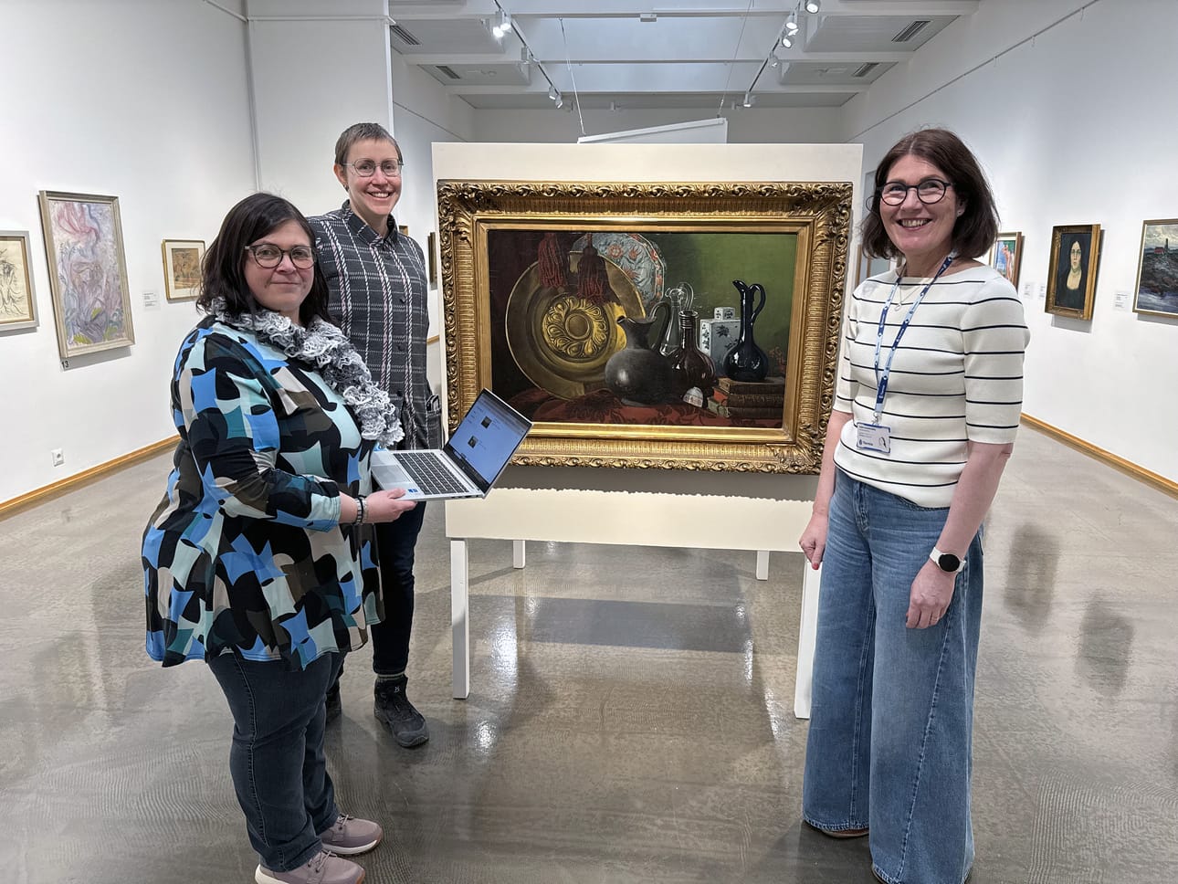 Tornion museoiden materiaalia on viety Finna.fi palveluun. Aineen taidemuseon Fanny Churbergin asetelma vuodelta 1876 löytyy palvelusta. Kuvassa Henna Ekonoja, Inari Porkka ja Virpi Kanniainen.