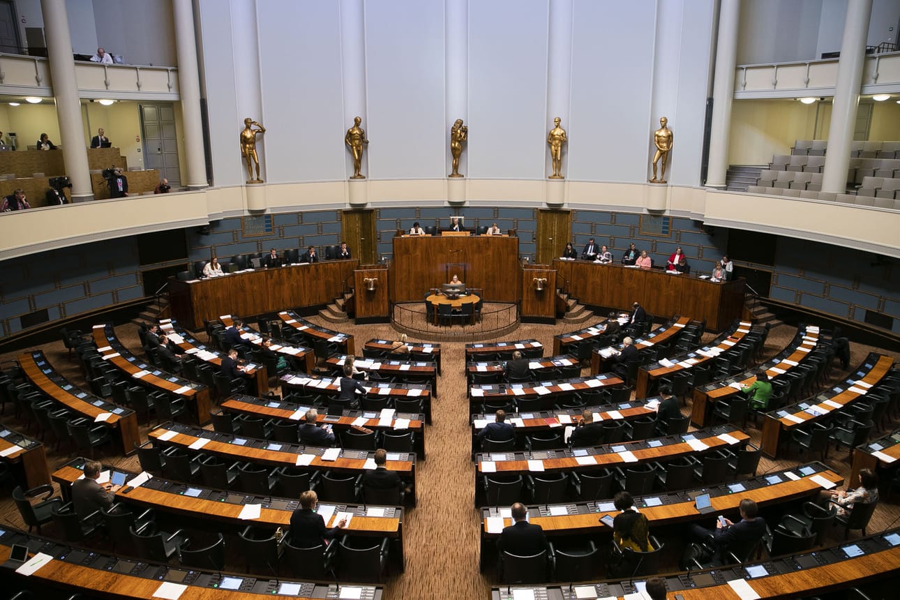 Kansanedustaja Tom Packalénin (ps.) koronatartunta on ensimmäinen todettu kansanedustajan koronatartunta. Aiemmin keväällä eduskunnan viidellä eduskunnan työntekijällä todettiin koronatartunta. Eduskunnassa työskentelee 700 ihmistä. Kansanedustajat eivät ole luvussa mukana.