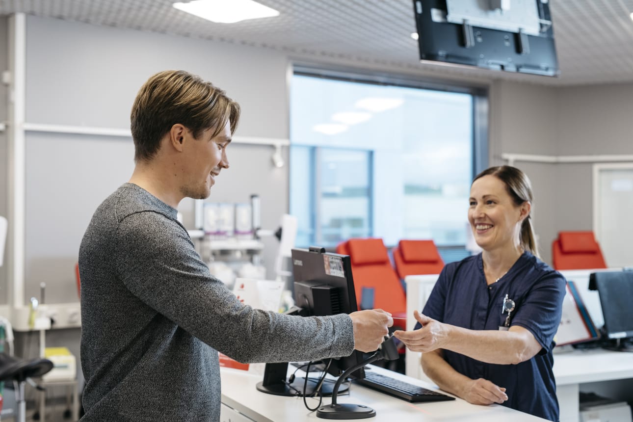 Koronavarotoimien myötä ajanvaraus laajeni koskemaan kaikkia verenluovutuksia.Koronapandemian vuoksi Veripalvelussa on edelleen käytössä varotoimia.