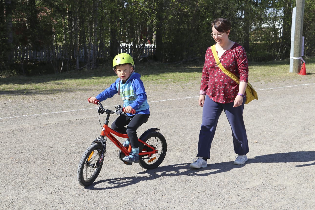 Tiina Keränen kulki poikansa Karri Tolosen perässä tämän käydessä läpi rataa. Vanhemmat saivat kulkea lastensa tukena radalla myös kisan aikana.