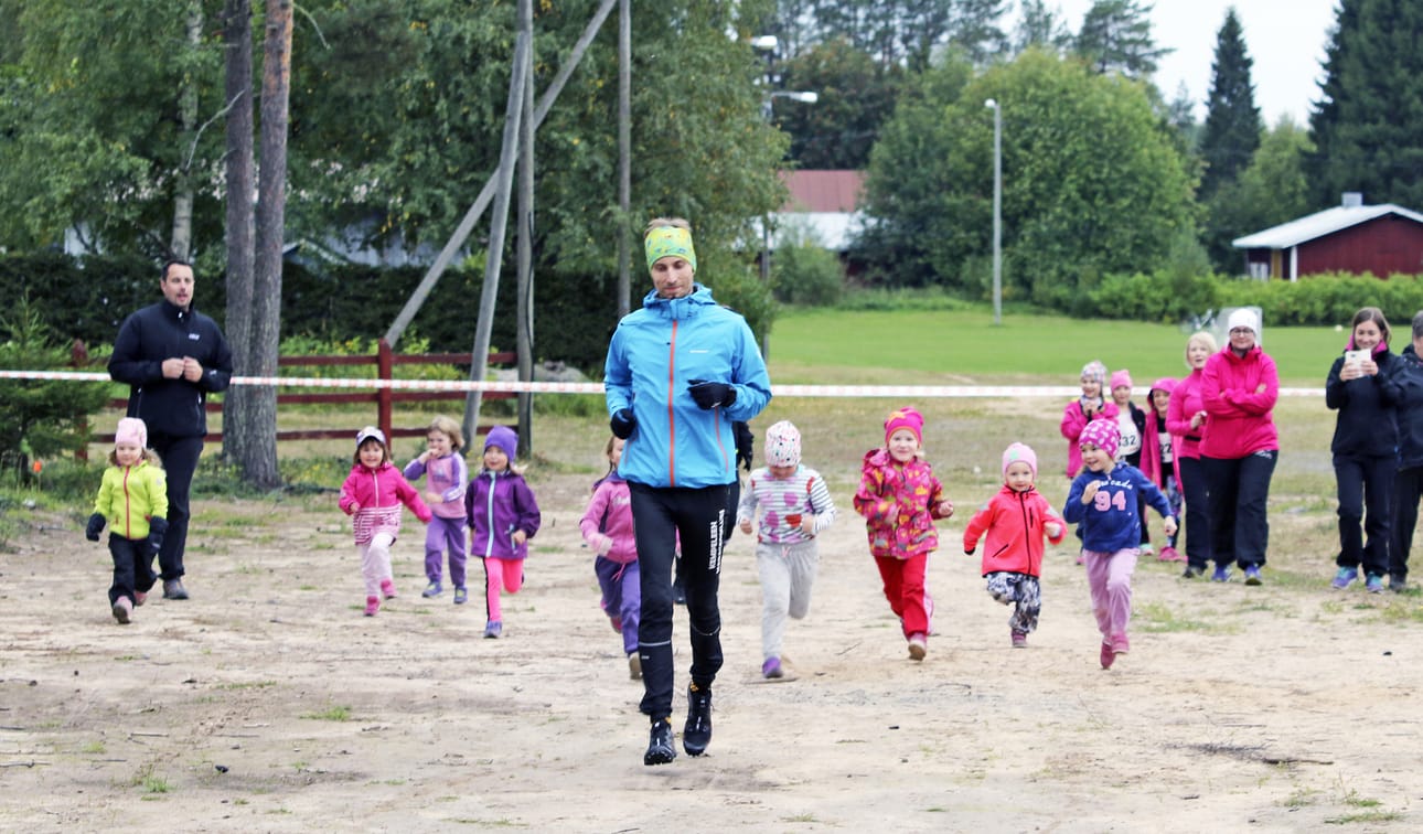 Historiallinen hetki: Ensimmäisten Rantalakeus-maastojen ensimmäinen osakilpailun ensimmäinen lähtö. Pienimpiä johdatti radalla Kempeleen Maratonklubin Pasi Sjöman.