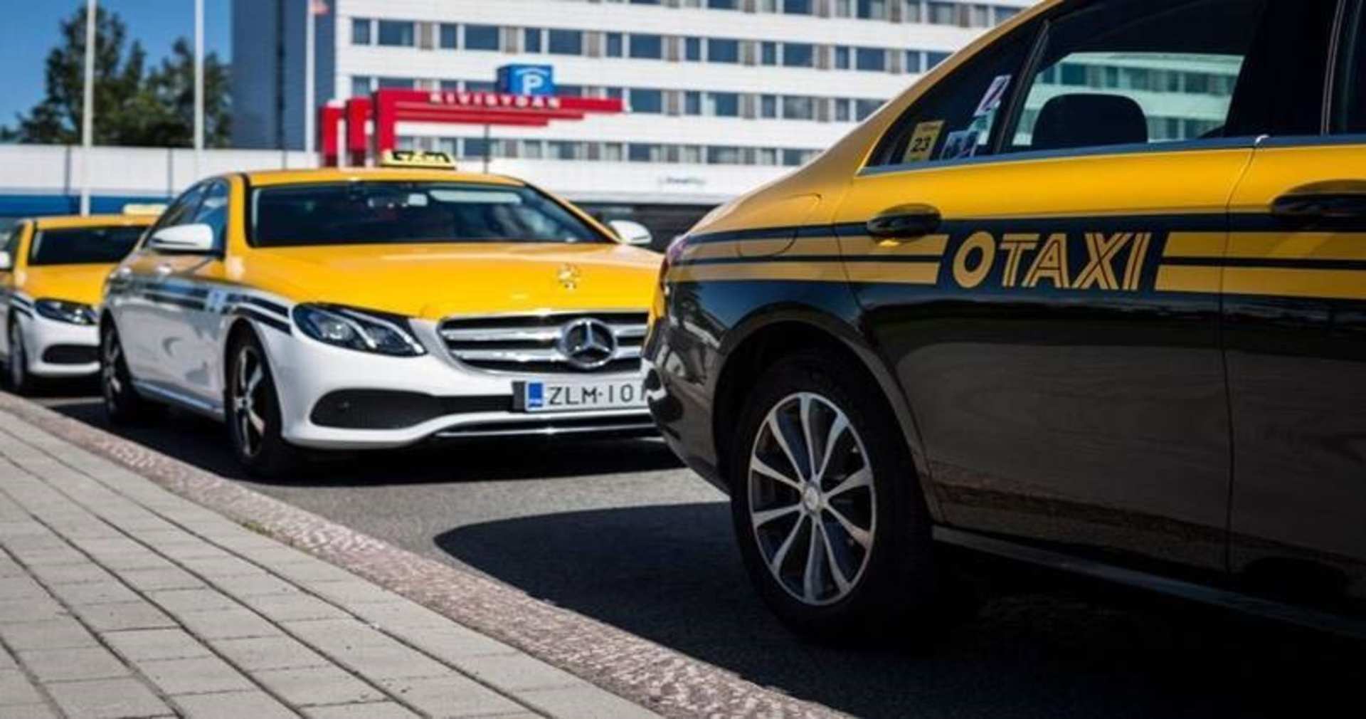 Raahen taksit alkavat muuttua keltakattoisiksi tammikuussa