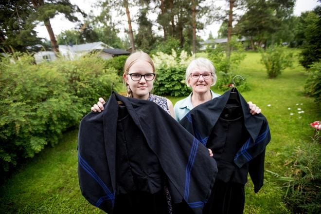 Miia ja Anni Nortunen pakkaavat herättäjäjuhlille mukaan myös körttipuvut. Anni Nortunen harmittelee, että körttipukuja on vaikea saada, kun niitä ei juuri enää kukaan valmista. Herättäjäjuhlilla niitä näkee vain joitakin kymmeniä. Kuva: Jaakko Elenius