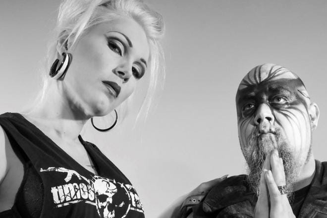 2 Times Terror soittaa industrial metallia. Kuvassa yhtyeestä HC CSD eli Linda Karhu sekä MC Raaka Pee eli Petja Turunen. Yhtye esiintyy Vaasassa 17. helmikuuta Kaaosfestissä. KUVA: SAMI KORHONEN