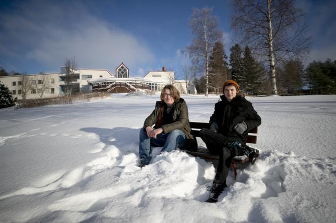 Puolen vuoden päästä tällä paikalla on tarkoitus juhlia festareita. Riverifestin järjestäjät Heikki Rintaluoma ja Sampsa Silander ovat nimenneet festivaalinsa tapahtuma-alueen Saveenlahden nurmeksi vieressä virtaavan Kyrönjoen kohdan mukaan. – Tämä on ihanteellinen paikka tapahtumalle, tässä ei ole koskaan mitään ja paikalle löytää helposti, Silander kehuu. Taustalla näkyy Kurikan hotelli. Kuva: Jaakko Elenius