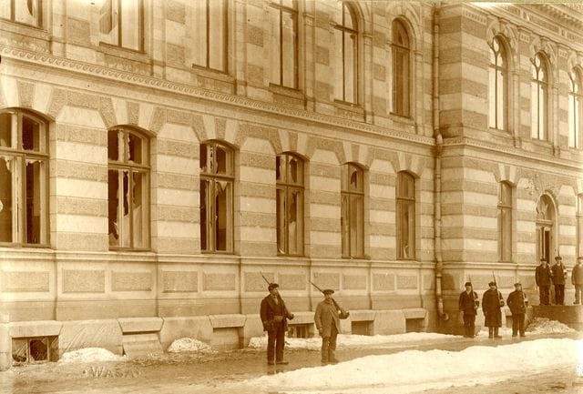Suojeluskuntalaiset piirittivät vuoden 1918 taisteluissa kansakoulun Raastuvankadulla. Sisällä oli venäläisiä merisotilaita.