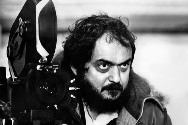 Mestariohjaaja Stanley Kubrick oli jo ulkoiselta olemukseltaan pirullisen näköinen herra, ja hänen maineensa oli samaa lajia. Erinomaisessa uudessa ranskalaisdokumentissa hän juttelee kuitenkin kuin kuka tahansa "tavallinen ihminen". KUVA: Yle Kuvapalvelu