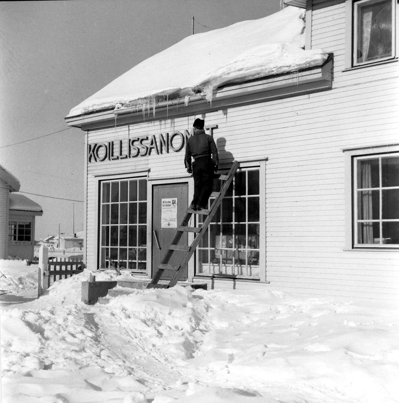 Koillissanomat muutti helmikuussa 1952 Säästöpankin taloon. August Kolehmainen laitaa kylttiä.