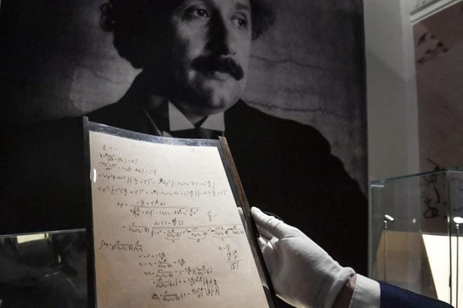 54-sivuinen käsikirjoitus sisältää esitöitä Einsteinin vuonna 1915 julkaisemasta yleisestä suhteellisuusteoriasta, joka on hänen kenties tunnetuin saavutuksensa. LEHTIKUVA / AFP Alain Jocard