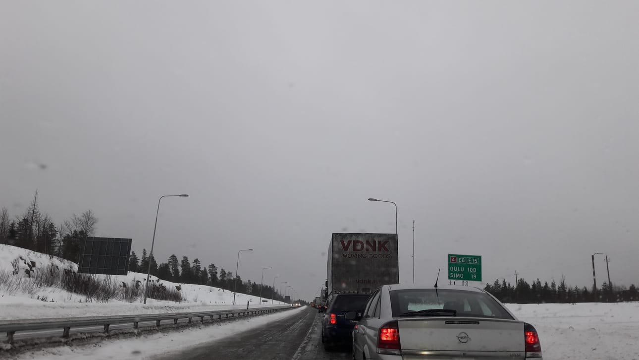Kemin moottoritiellä on kilometrien autojono pysähtyneenä Oulun suuntaan.