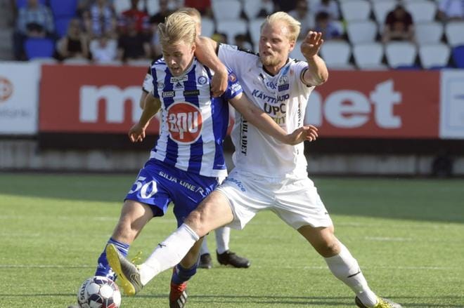 HJK:n Santeri Väänänen yritti ohi VPS:n Timi Lahden. KUVA: LEHTIKUVA / MARKKU ULANDER