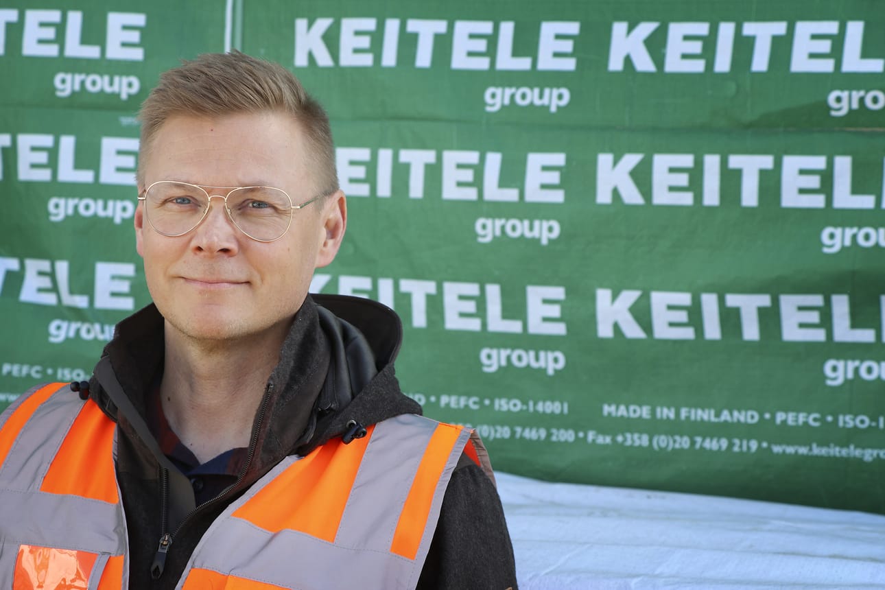 Keitele Wood, jolla on Alajärvellä 75 henkilöä työllistävä saha, vie 10–15 prosenttia tuotteistaan Lähi-itään. Mäntypuutavarasta jopa 30–40 prosenttia tuotteista menee Lähi-idän kriisialueelle. Toimitusjohtaja Matti Kylävainio puhuu kriisin monista vaikutuksista. Arkistokuva.