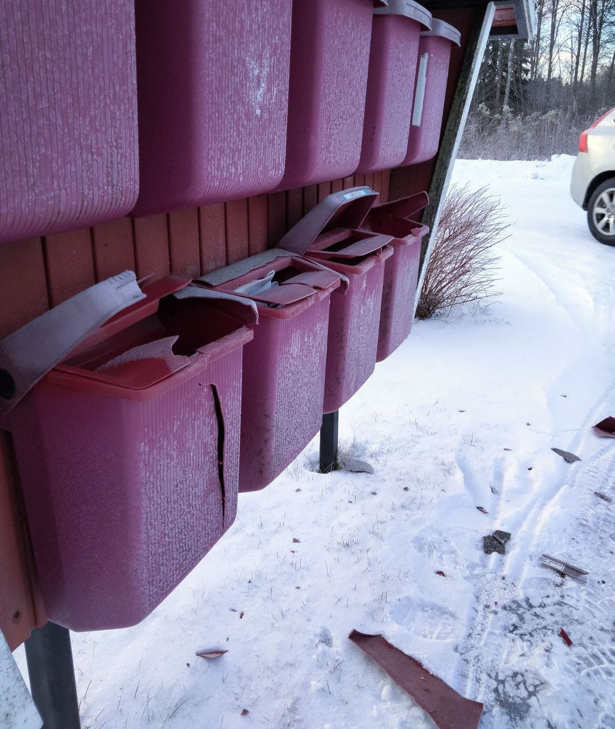 Saratiellä olevan taloyhtiön postilaatikkorivistö näytti tältä sunnuntaina aamupäivällä.