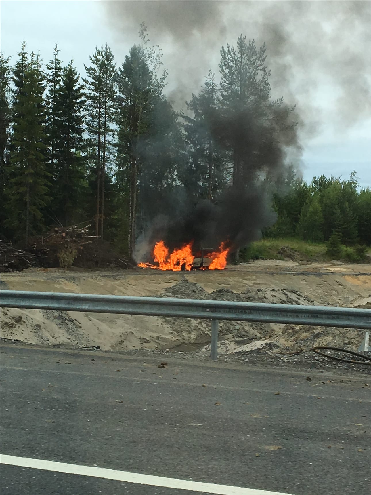 Auto tulessa nelostien varrella Ritaharjun kohdalla.