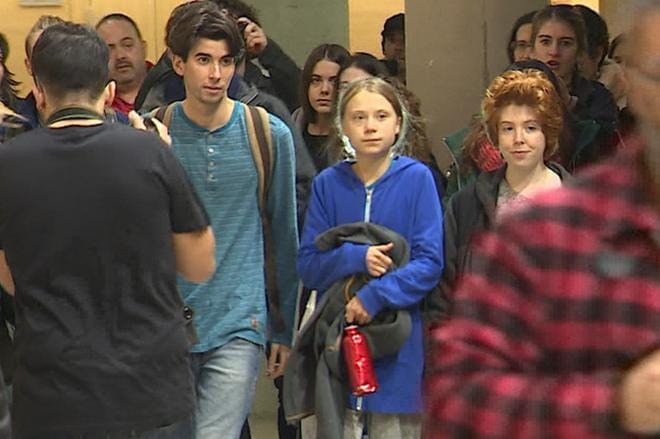 Ruotsalainen Greta Thunberg oli yksi YK:n ilmastokokouksen puhujista. Nuorten tyytymättömyys nopeisiin ilmastotoimiin johti ilmastokokouksen aikana myös mielenosoitukseen. KUVA: EPA/EFE TV