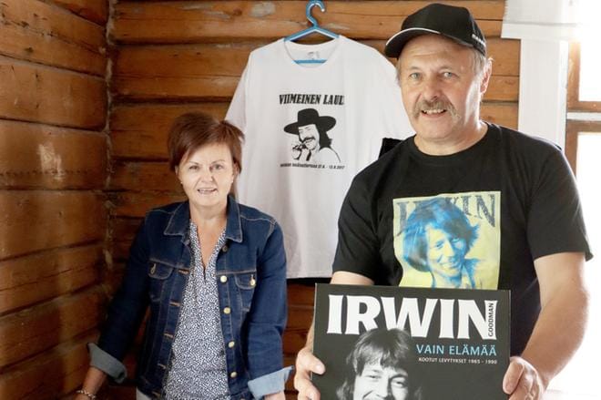 Timo Rinta-aho toi Irwin-kokoelmansa aarteita Kummitustalon näyttelyyn puolisonsa Maritta Rinta-ahon kanssa. KUVA: EEVA-LIISA KULJU