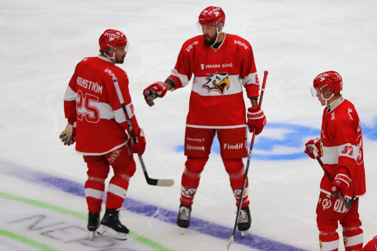Sport-puolustaja Miro Karjalaisen (kesk.) osallistuminen tappeluun eteni liigan kurinpidon käsittelyyn. Arkistokuva.