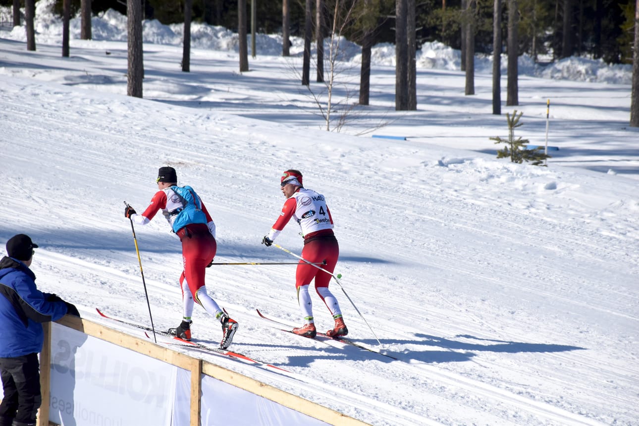 Kuusamon Erä-Veikkojen kaksikko vauhdissa. Kimmo Kymäläinen lähti 50 kilometrin kisaan reppu selässä. Hiihtosuunnistaja Santeri Aikio lähti 50 kilometrin kisaan, kun lajitoverit moista ehdottivat. Aikion lisäksi sunnuntaina Taivalvaaralla nähtiin useita muitakin hiihtosuunnistajia.