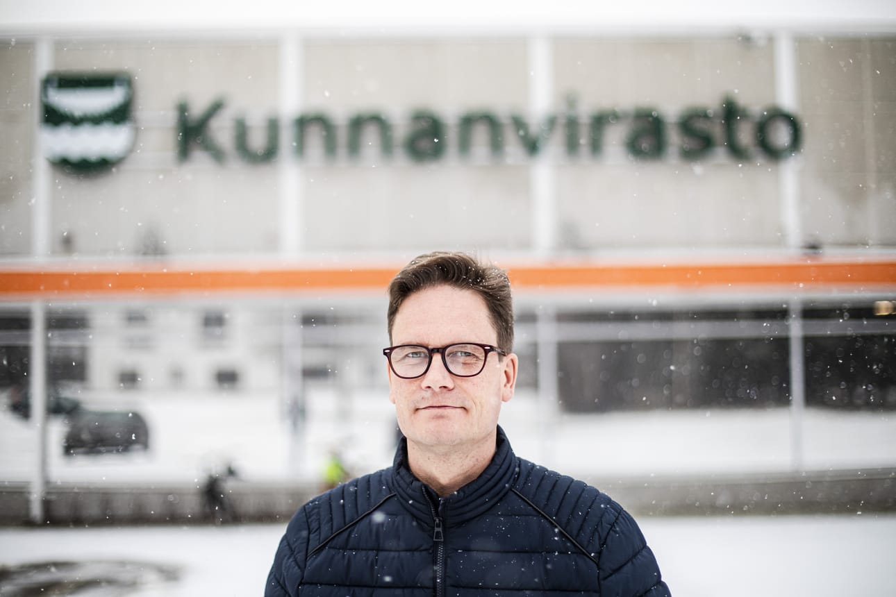 Kunnanjohtaja Tuomas Aikkilan mielestä ovia ei kannata sulkea ennen kuin tuulivoimaloiden rakentaminen on kunnolla selvitetty. Myllyt toisivat reippasti verotuloa.