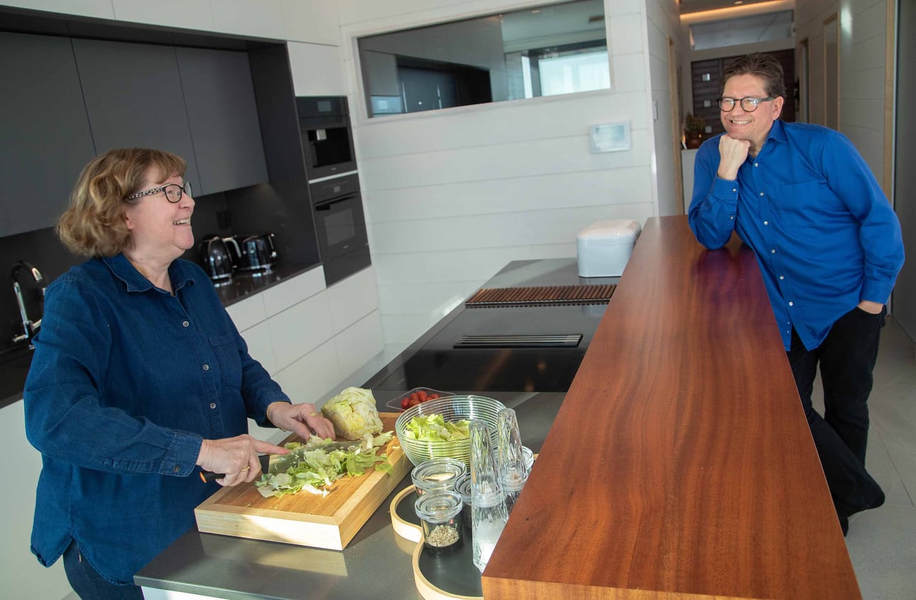Hirsisessä paritalossa asuvat Leila ja Jouni Koistinen noudattavat sisustuksessa kolmen kohdan tärkeysjärjestystä:Tärkeintä on mukavuus. Sitten tulee ulkonäkö ja lopuksi hinta. Kahden viimeisen kohdalla meillä tulee kyllä toisinaan erimielisyyksiä, Leila Koistinen nauraa.