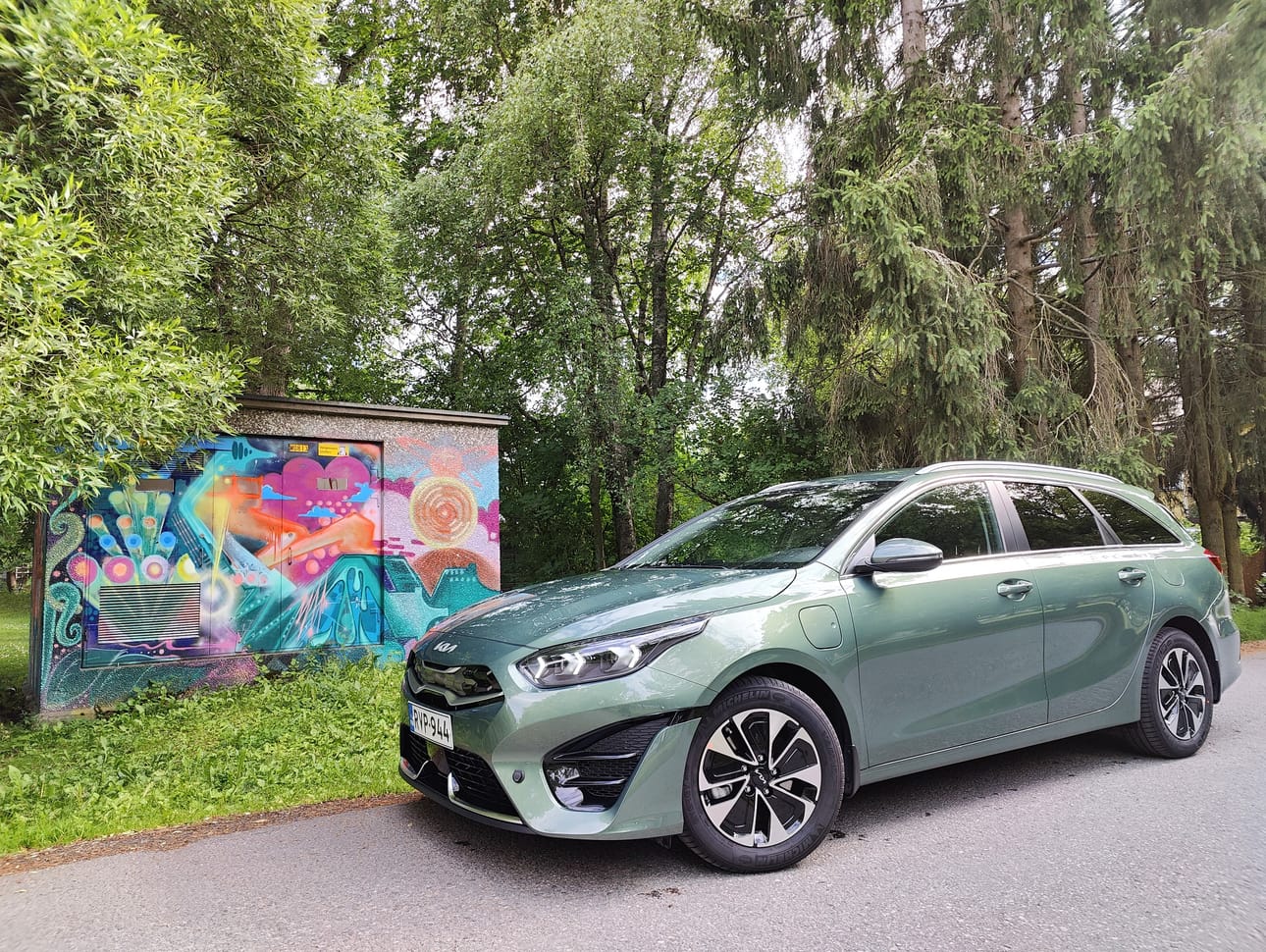 Nykyinen Kia Ceed -sukupolvi on vuodelta 2018, mutta suomalaisten suosima malli on edelleen käypä vaihtoehto taloudellista ja tilavaa perheautoa etsivälle. Kuva: Kari Pitkänen