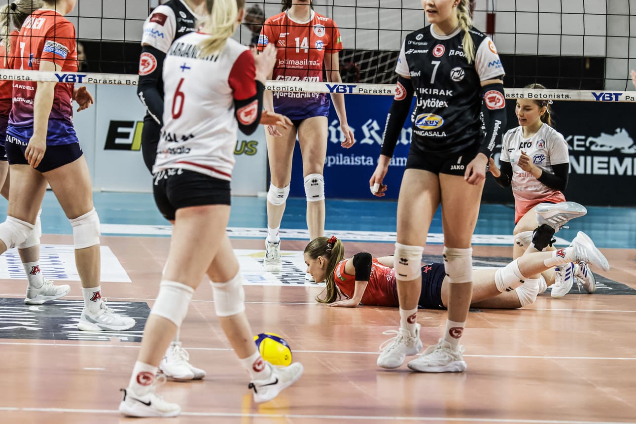 Liigan kärkijoukkue Kangasala on voittanut 14 ottelustaan 12. Lattiassa ArVon Vilma Isometsä.