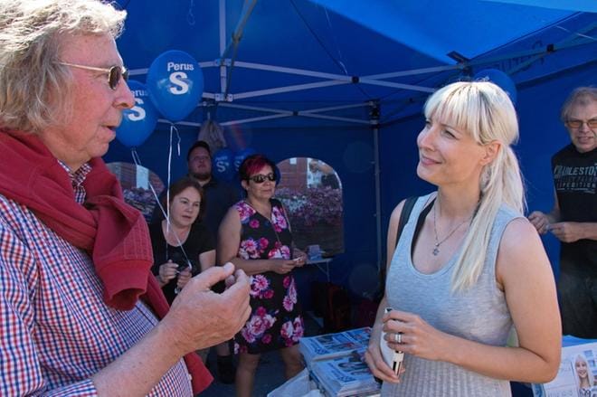 Laura Huhtasaari jututti väkeä Kristiinankaupungin markkinoilla. Vuorossa Siipyyssä kesämökkiä pitävä Antero Siltanen. KUVA: AUNE WARONEN