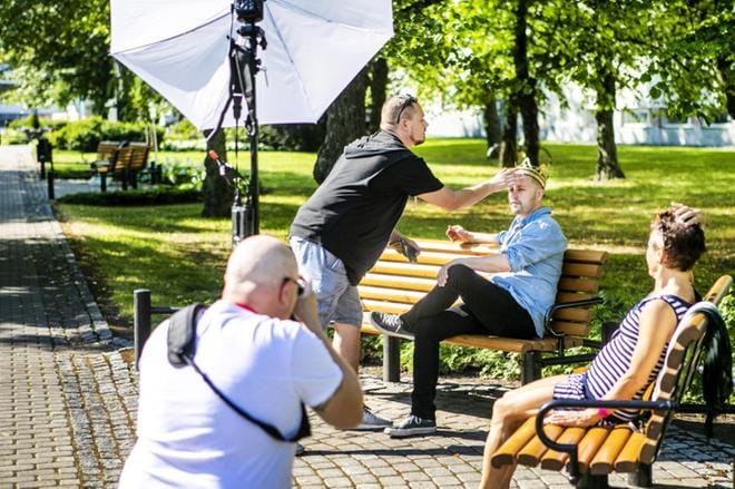 Seinäjoen Tangomarkkinoiden tiedotuspäällikkö Juha Teuri tarkistaa vielä ennen kuvausta, että tangokuningas Jarno Kokon kruunu on suorassa. KUVAT: KRISTA LUOMA