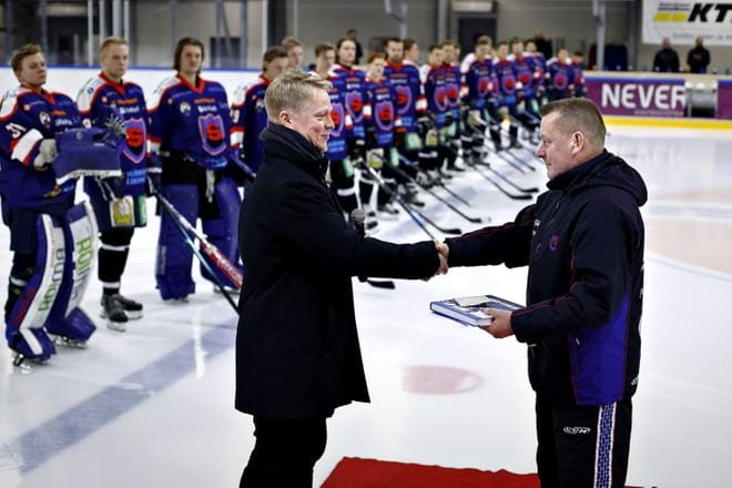 Jyrki Louhi ojensi Jääkiekkoliiton kultaisen ansiomerkin Keijo Korpiniemelle ennen ottelun alkua. KUVA: TOMI KOSONEN