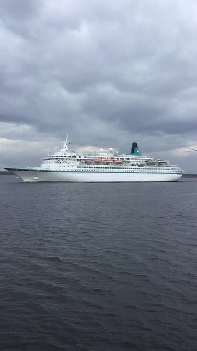 M/s Oulu kävi saattamassa Oulussa vierailleen loistoristeilijän merelle