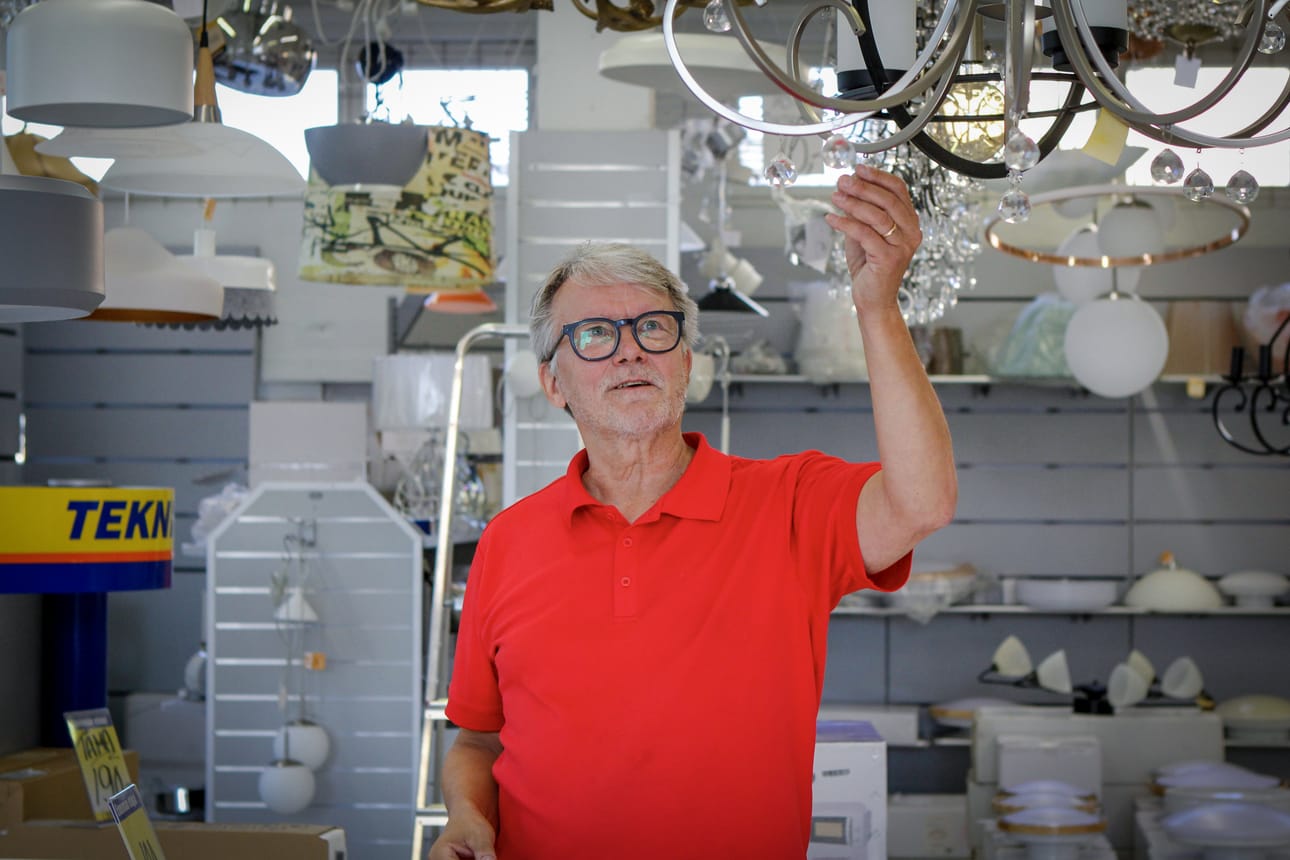 Yrittäjä Erkki Tallgren kertoo, että jatkossa Virvatuli keskittyy valaisinten myyntiin, korjaukseen ja asennuksiin.