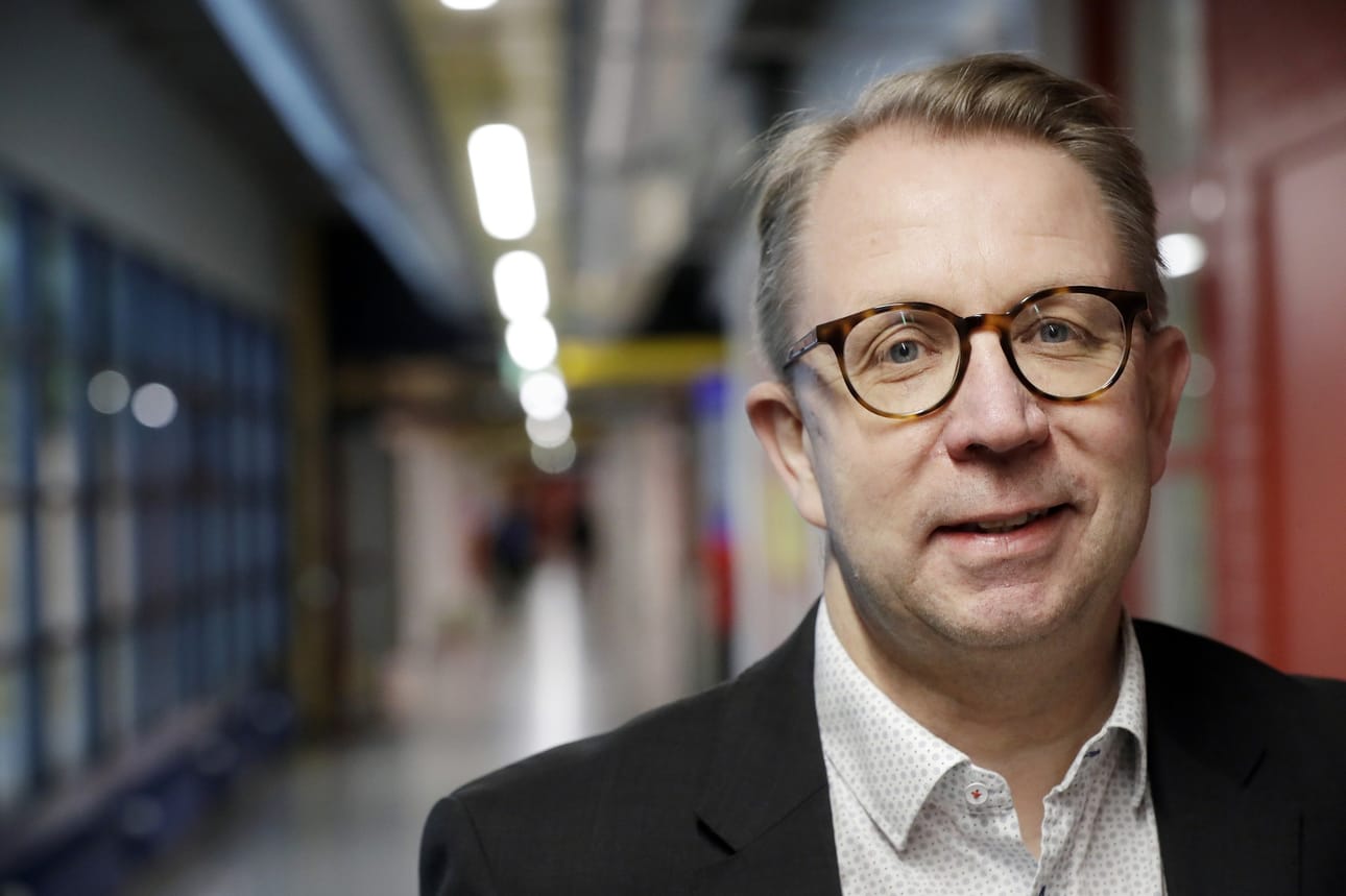 Oululaislähtöinen kielilähettiläs Seppo Määttä vieraili maanantaina Oulun yliopistolla osana Kielilähettiläät – Språkambassadören -projektia kertomassa opiskelijoille, millaisia mahdollisuuksia ruotsin kieli voi heille avata.