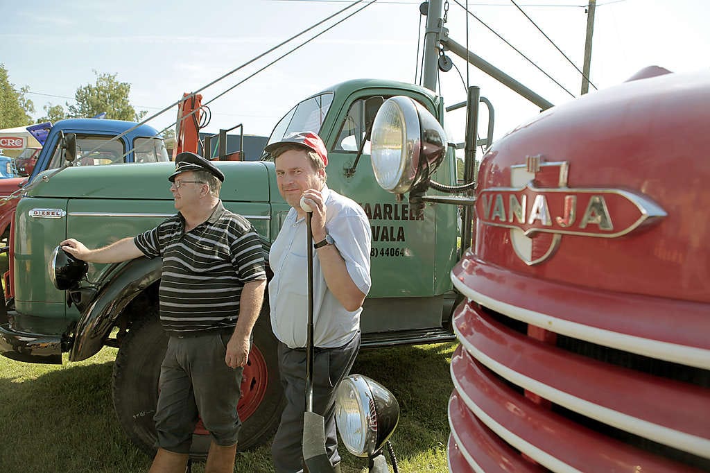 Nivalalaisten Esko Kaarlelan (vas.) ja Markku Heikkilän kuorma-autot ovat esillä Oulaisten Weteraanikonepäivillä. Kaarlelalla on vuosimallin 1961 Volvo ja Heikkilällä vuosimallin 1966 Vanaja. Koko viikonlopun ajan kestäv