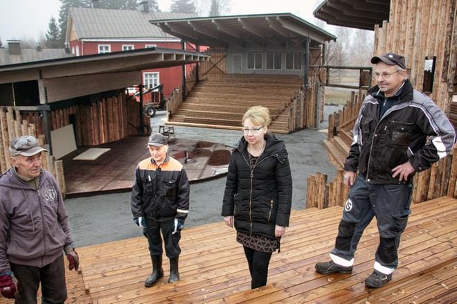 Toivo Mäki-Kantti (vasemmalla), Martti Kontiainen, Tarja Hosiasluoma ja Antero Kontiainen kertovat, että erikoisen katsomokokonaisuuden tekeminen on onnistunut hyvin talkootyönä, sillä rakennelma ei sisällä niin vaikeita paikkoja. Tietysti sähkötyöt ja jotkut erikoistyöt on teetetty. KUVAT: JORMA HAVULA
