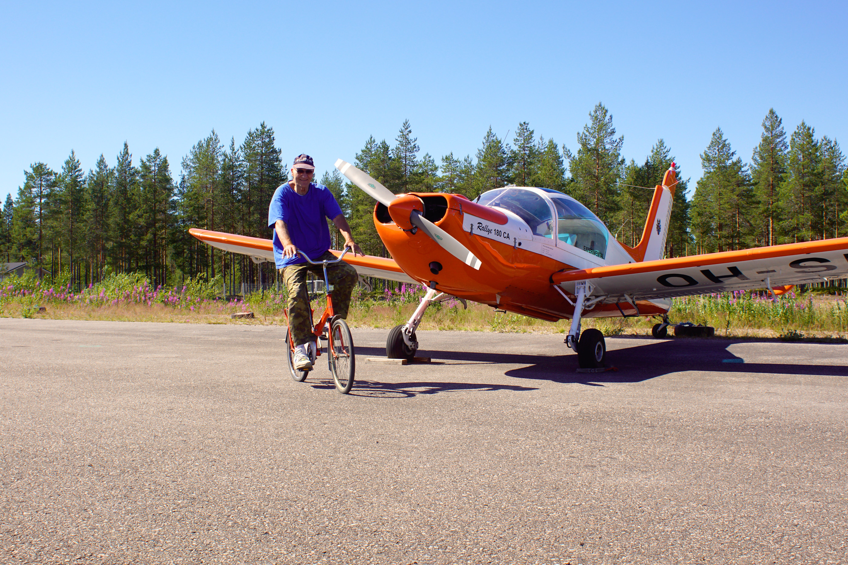 Heinäkuun alkupuolella Klaus Bremer valmisteli Pudasjärven kentällä 4-paikkaisen Aerospatialensa siirtolentoa Hankoon.