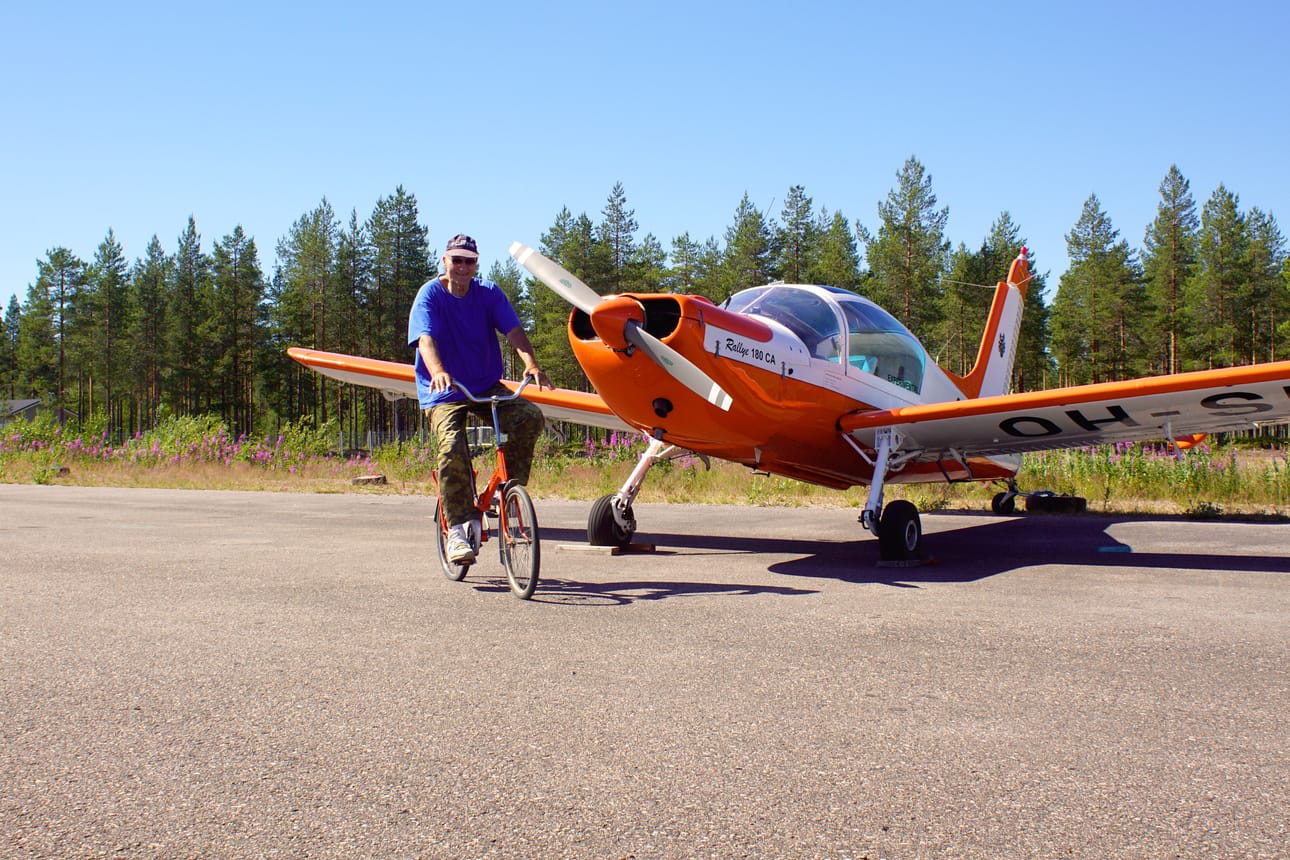 Heinäkuun alkupuolella Klaus Bremer valmisteli Pudasjärven kentällä 4-paikkaisen Aerospatialensa siirtolentoa Hankoon.