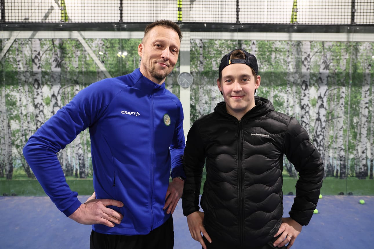 Mika Kananen (vas.) esitti Juho Kalliokoskea Padel Raahen puheenjohtajaksi seuran perustamiskokouksessa. – Juho on aktiivisesti kaikessa mukana, ja hän on pyörittänyt täällä esimerkiksi padelliigaa. Muutenkin Juho osaa olla diplomaattinen ja tulee hyvin kaikkien kanssa toimeen. Siksi esitin häntä hommaan, Kananen perustelee.