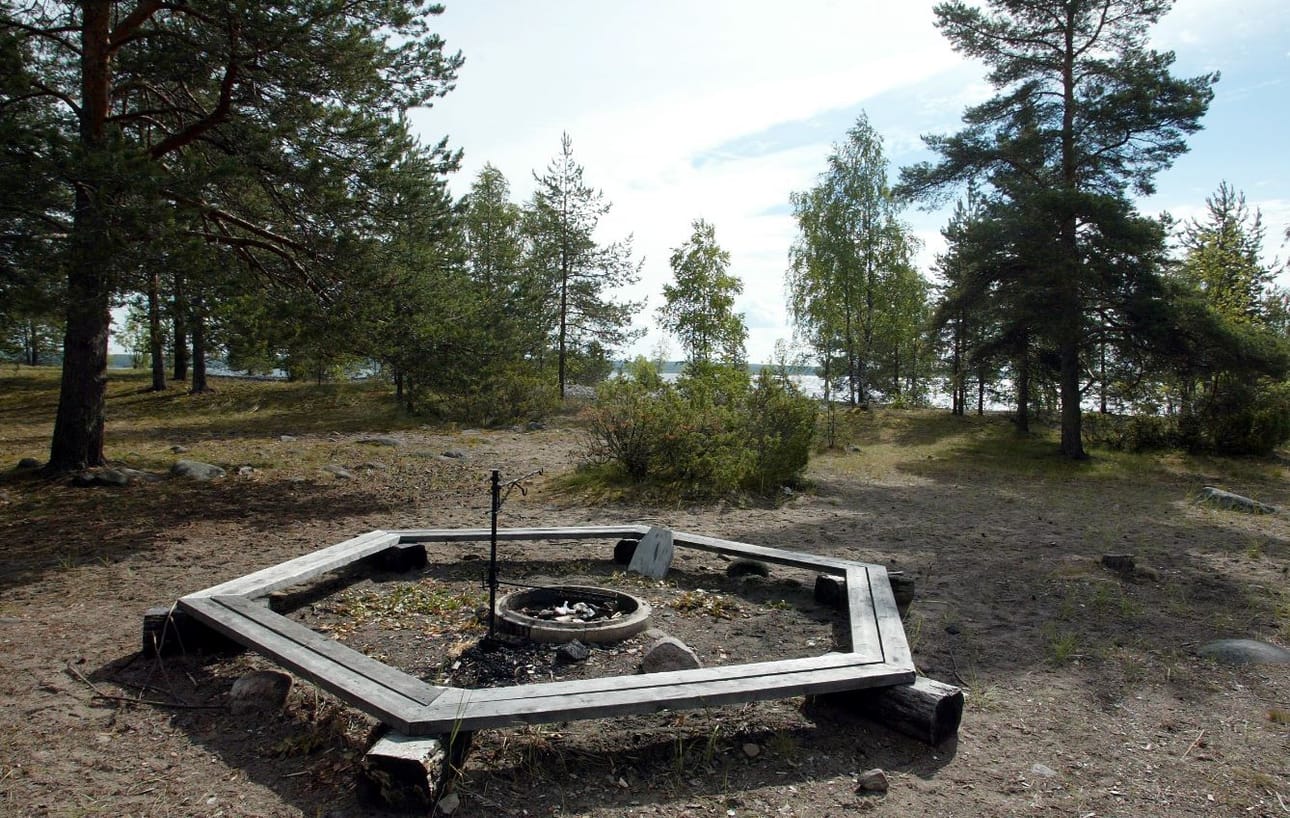 Nuotiopaikalle jätetyt roskat saattavat jäädä haitaksi sadoiksi vuosiksi, ennen kuin maatuvat.