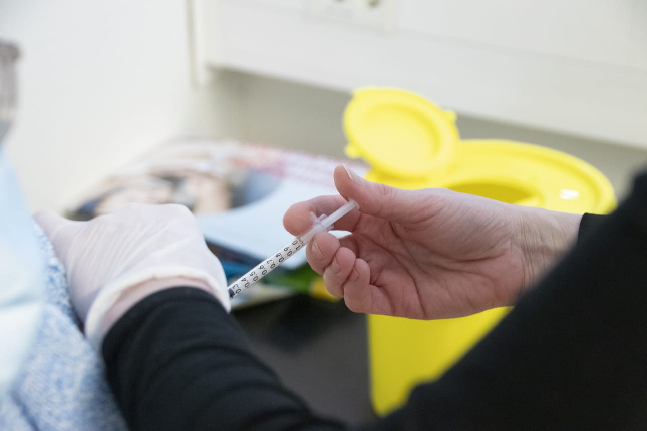 Helmi suosittelee koronarokotusten sähköistä ajanvarausta, mutta ajan voi edelleen varata myös puhelimitse.