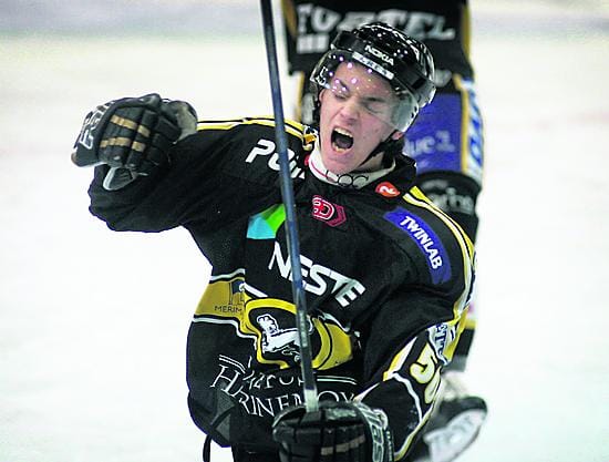 Kärppien Juhamatti Aaltonen tuulettaa voitto-osumaa.