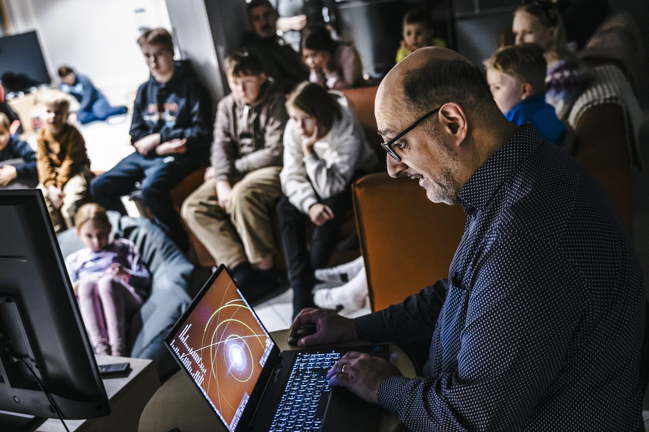 Tähtitiedekerhon vetäjä Partow Izadi sanoo, että luonnon ja avaruuden lainalaisuuksia opettelu avartaa mieltä ja kehittää maailmankuvaa.