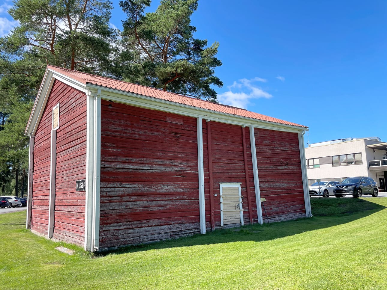 Lainajyvämakasiini on terveyskeskuksen takana Kultakämmenen ja Alajärven kupeessa.