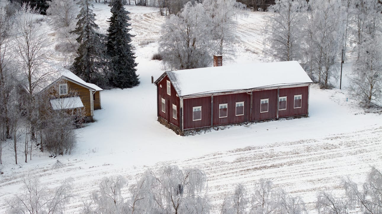 Saloisten vanha pappila on vuodelta 1816 ja pappilan renkitupa vuodelta 1799. Rakennukset ovat olleet jo vuosia kylmillään ja pois aktiivisesta käytöstä.