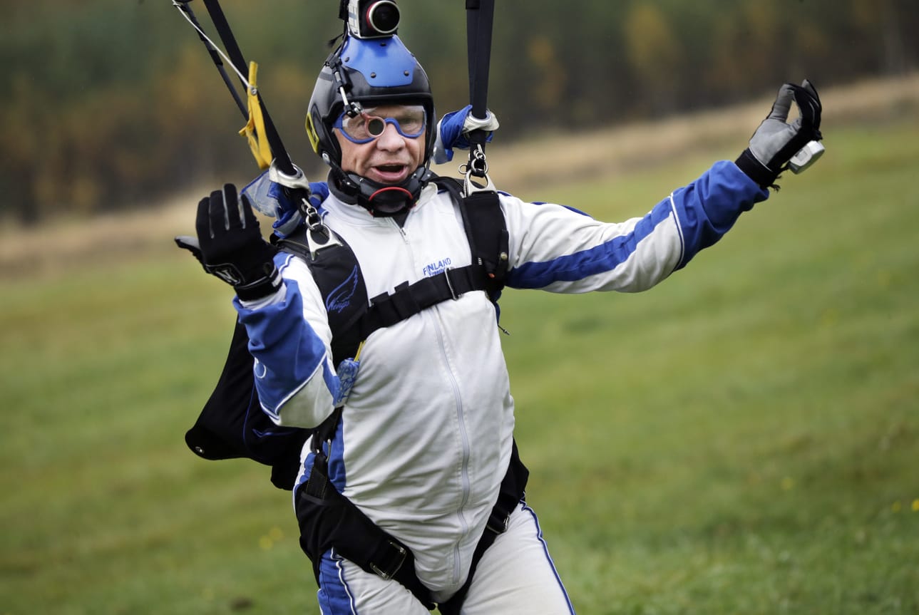 Matti Mertalalla on eniten hypättyjä laskuvarjohyppyjä Suomessa.