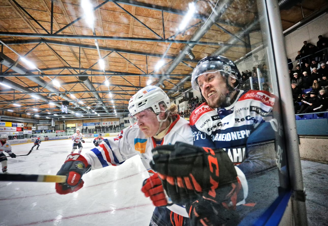 Perjantain ottelu oli railakas. Alkukauden Raahessa kiekkoillut ja Kalajoen joukkueeseen siirtynyt Sami Salmela taistelee kiekosta kulmassa Teemu Vääräkosken kanssa.